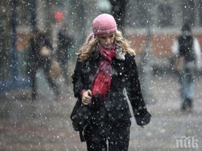 Синоптици от НИМХ с мрачна прогноза за неделя: Дъжд и сняг на много места в страната