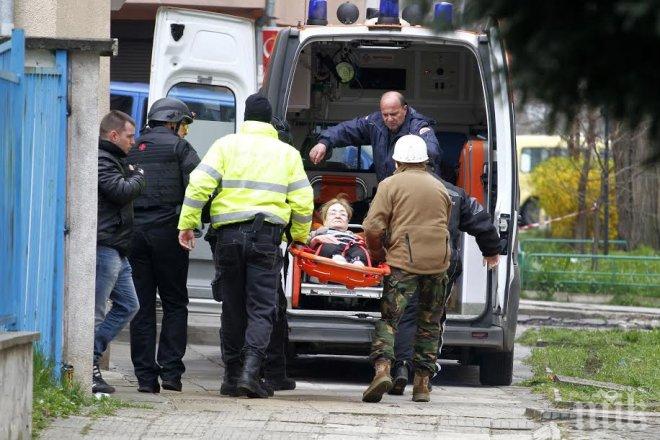 Бърза помощ отведе на носилка жената на барикадиралия се в Стрелбище (снимки)