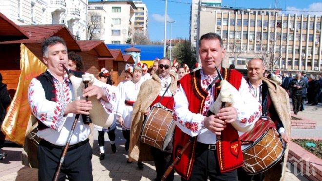 С дефиле на 900 души откриха „Хайдушка софра“ в Хасково