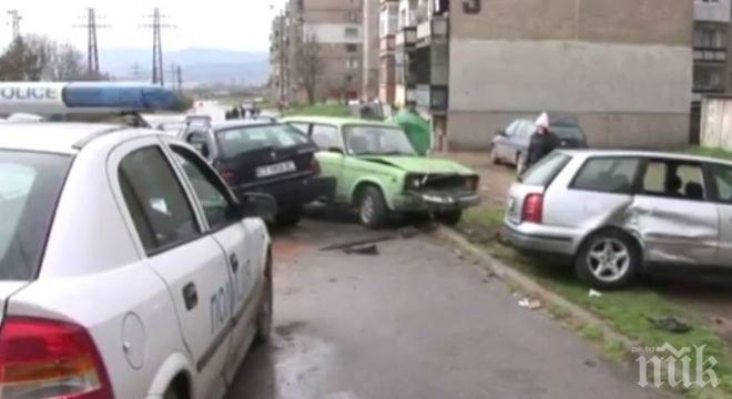 Джигит без книжка отнесе три паркирани коли в Казанък (видео)