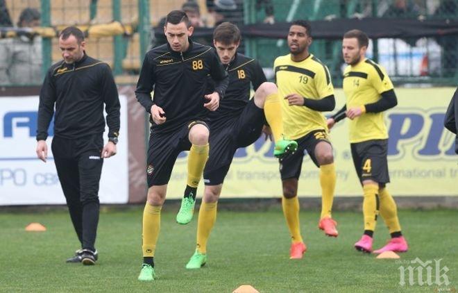 Ботев тръгна за Русе с група от 19 футболисти