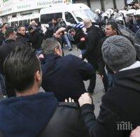Полицията в Брюксел разгони шествие на футболни фенове срещу ислямистите (снимки)