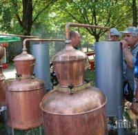 Санданчанин варил ракия в гаража си, митничари го спипаха