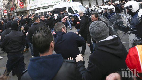 Полицията в Брюксел разгони шествие на футболни фенове срещу ислямистите (снимки)