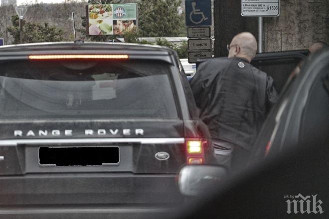 САМО В ПИК! Чисто нови гавази пазят Слави Трифонов пред Би Ти Ви! Дългия на тайна среща с кръга Хидра?(ексклузивни снимки)