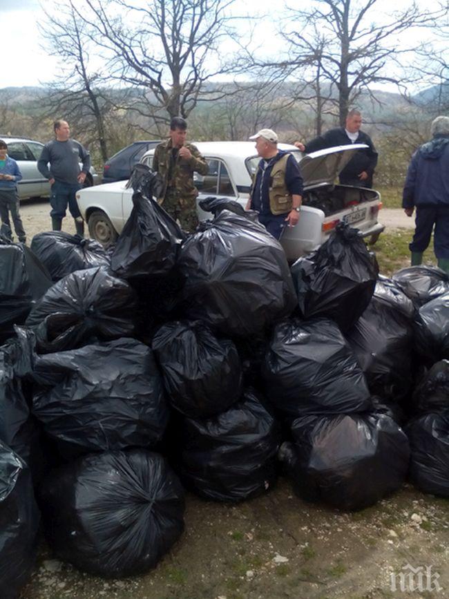 Любители риболовци организираха акция за почистване на язовир „Йовковци“