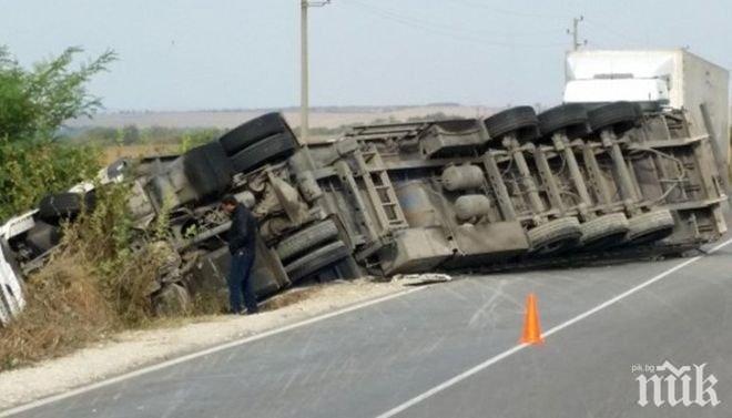 Меле на магистрала Тракия! Бус и камион се удариха: Двама души са в болница (снимки)
