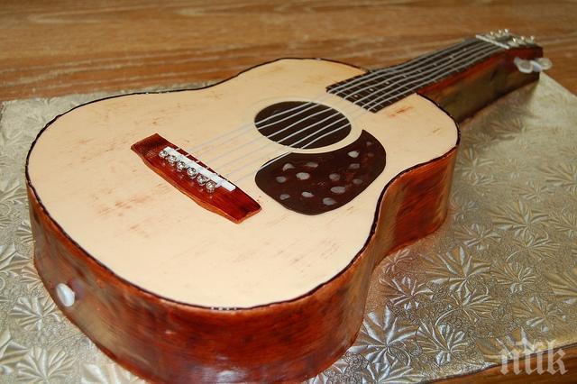  

Мислиш, че тази китара е истинска? Почакай да видиш само от какво е направена! Успешно заблуждава!