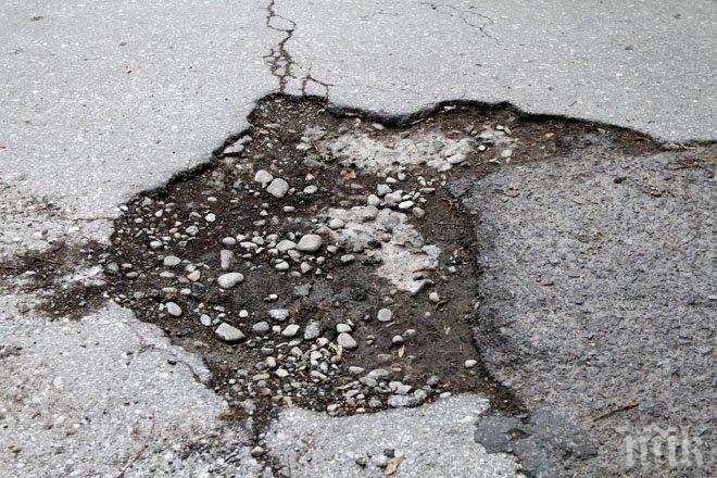 Огромни дупки дебнат шофьорите на Карловско шосе в Пловдив