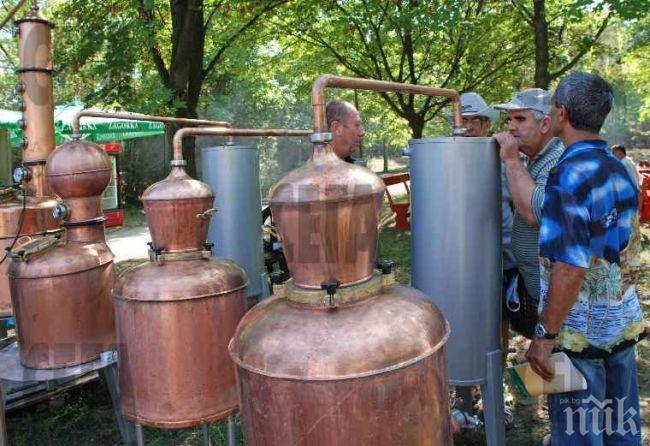 Санданчанин варил ракия в гаража си, митничари го спипаха