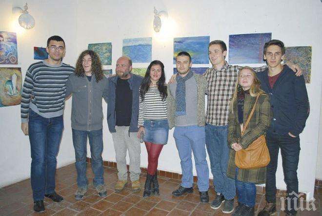 Художник предоставя ателието си за изложба на свои ученици