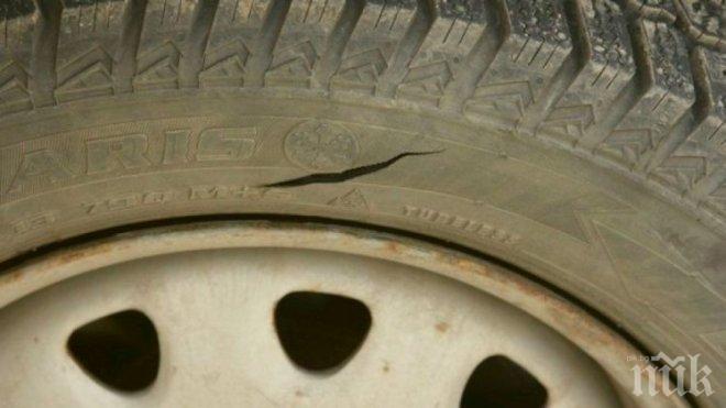 Нарязаха гумите на товарен автомобил в Нова Загора
