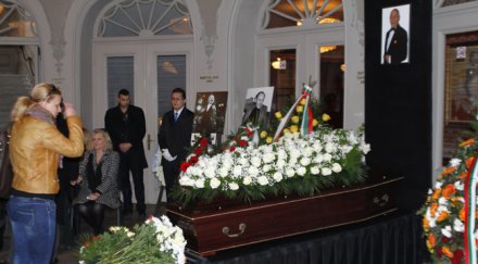 хиляди изпратиха мистър опасен чар галерия