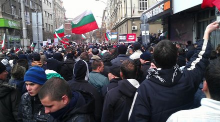 протестиращите поеха парламента мятат яйца министерството дянков обновена