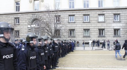 бунтът софия отново парламента палят американското знаме