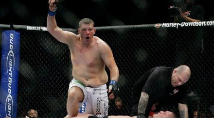 охранители стрелят пистолети масов бой мма състезание