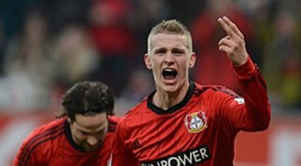 леверкузен първи успех четири мача