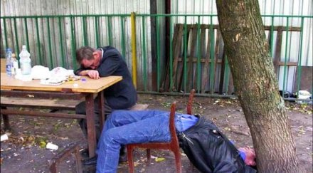 пиян лежи шосето кокаляне друг търкаля аптека