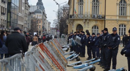 жива стена жандармерия президентството хвърчат павета