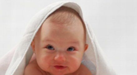 месечно бебе глътна предмет диша