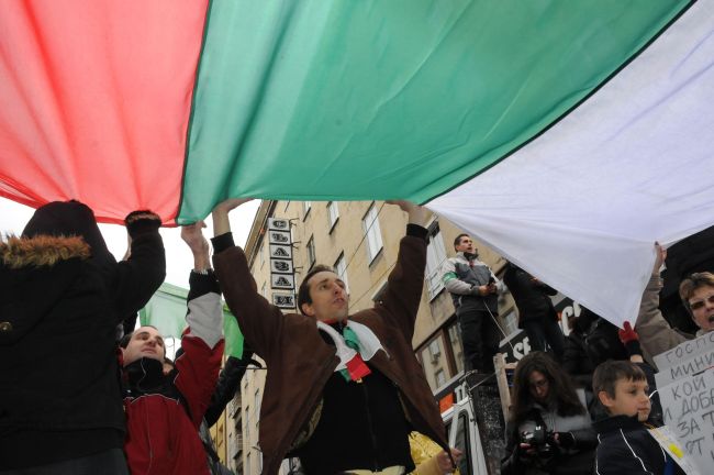 Бой и арестувани на протеста! Столичани сядат на земята! (Обновена)