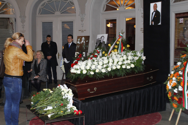 Хиляди изпратиха мистър Опасен чар (Галерия)