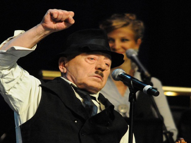 С цигански оркестър изпращат Тодор Колев