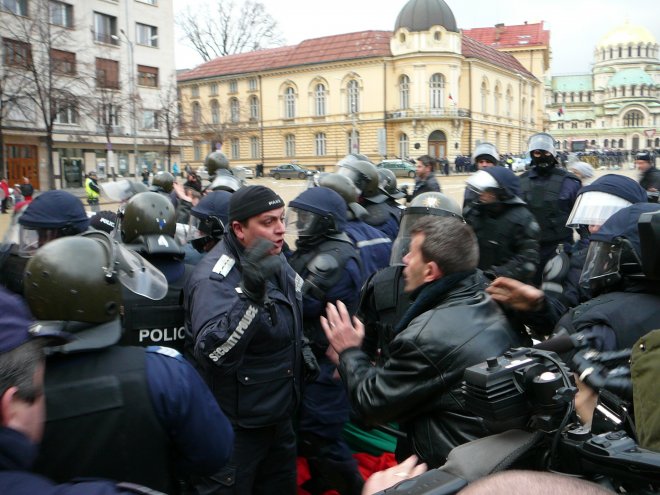 Цветанов на рожден ден, Бойко в Скопие, президентът на ски, народът протестира