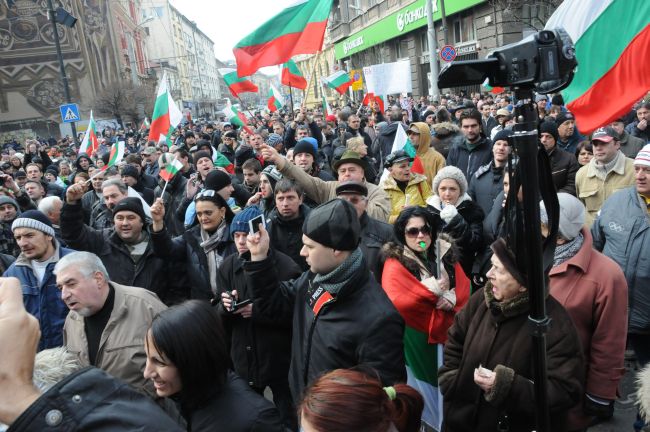 Протестиращите поеха към Президентството! (галерия)