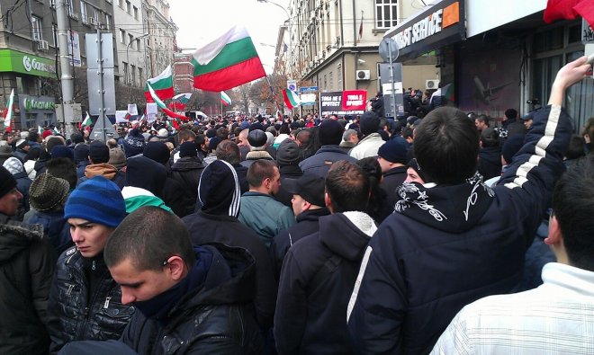 Протестиращите поеха към парламента! Мятат яйца срещу министерството на Дянков! (Обновена)