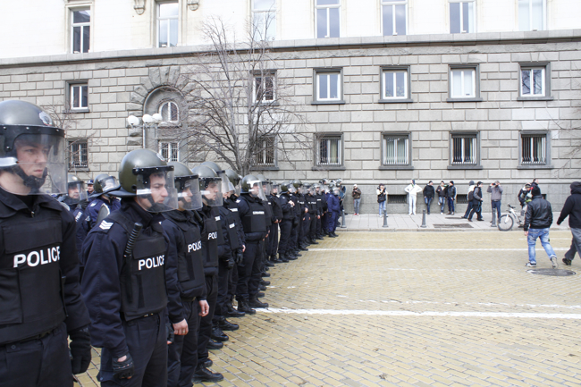 Бунтът в София отново е пред парламента, палят американското знаме