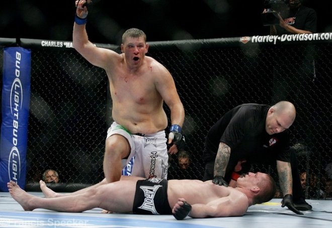 Охранители стрелят с пистолети на масов бой на ММА състезание