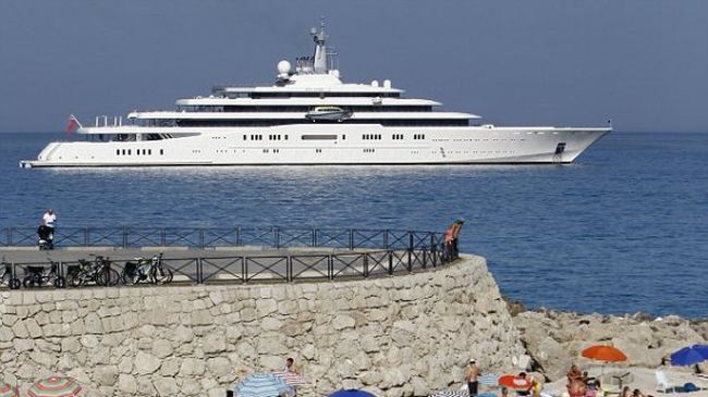 Яхтата на Абрамович шокира Ню Йорк