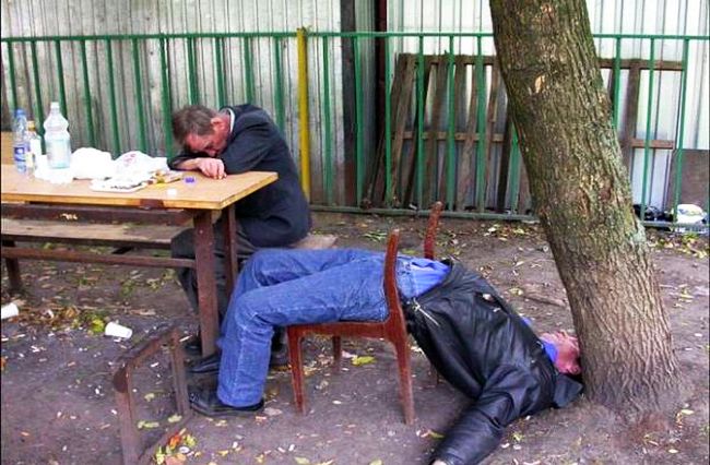 Пиян лежи на шосето за Кокаляне, друг се търкаля пред аптека