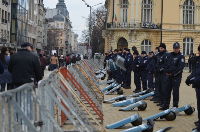 Жива стена от жандармерия пред Президентството! Хвърчат павета!