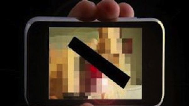 Син на зам.-кмет в Пловдив се фукал с порноклипове в джамия