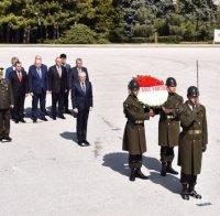 Лютви Местан и колегите му бяха посрещнати от почетен караул в Анкара 