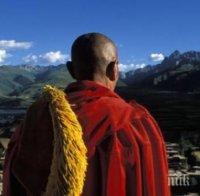 Активисти прожектираха лозунги в подкрепа на Тибет по време на визитата на Си Дзинпин в Прага