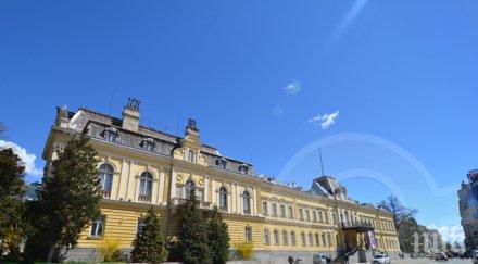 изложба червено националната галерия