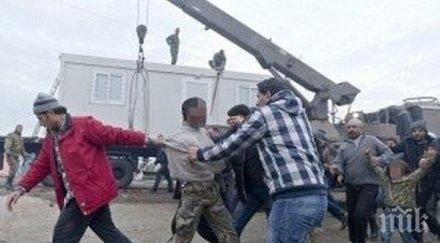 мигранти сбиха бежанския лагер идомени