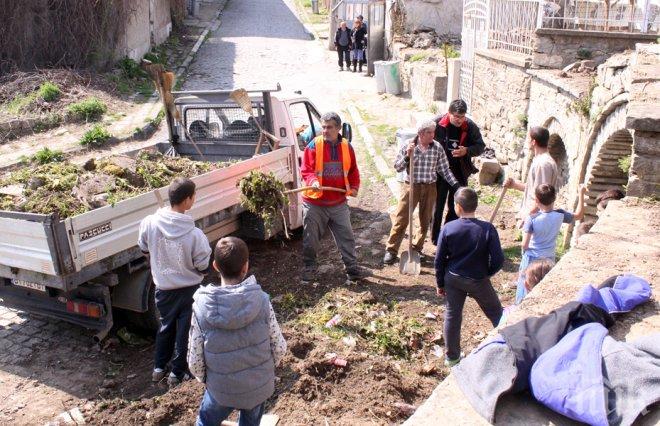 Доброволческа акция за почистване на паркова зона в кв. „Варуша”