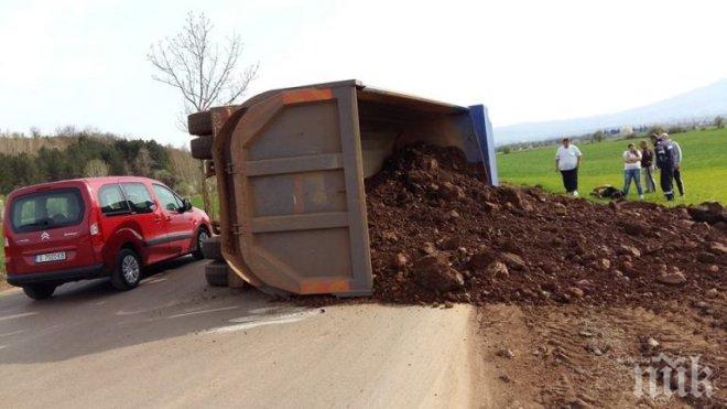 САМО В ПИК! Товарен камион се обърна край незаконна мина (снимки)
