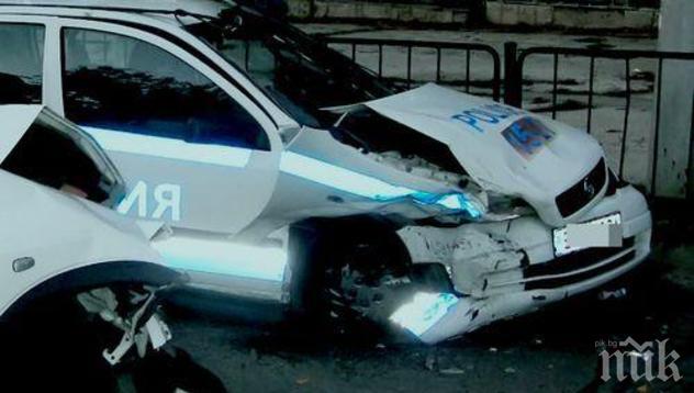 Бус удари патрулка в Благоевград