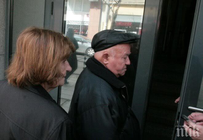 Майката и бащата на самоубилия се съдия Цветан Ценов пристигнаха във ВСС (снимки)