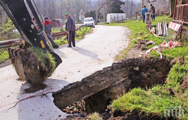 Заеха се да оправят мост, откъснал няколко села в Балкан