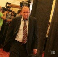 Михаил Миков скочи на Кунева: Искаме да знаем защо министерството на образованието политизира училищата
