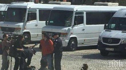 пик мъж подпали горелка гумите автомобил