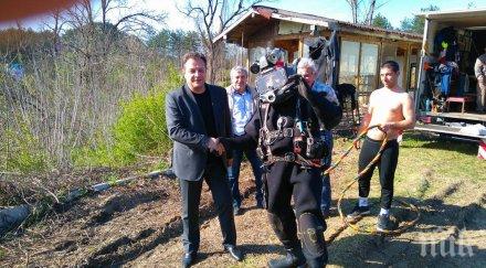 водолази гмурнаха мотела монтират нов изпускател