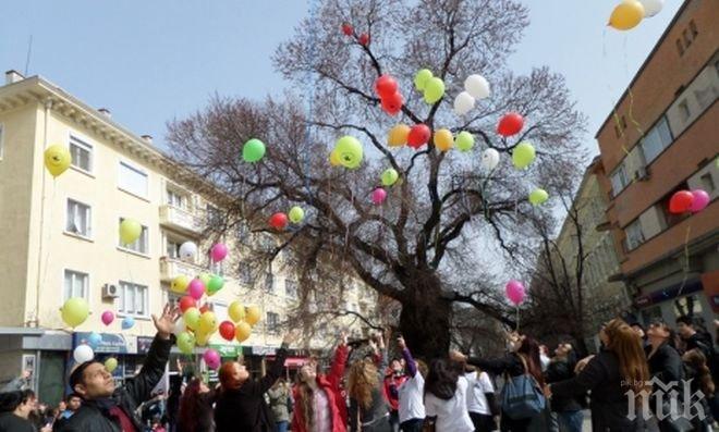Стотици балони над лекарския протест в Пловдив