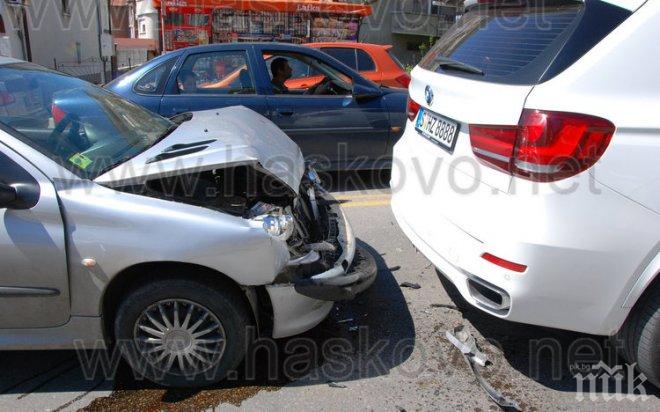 Шофьорка се блъсна в джипа на общински съветник в Хасково